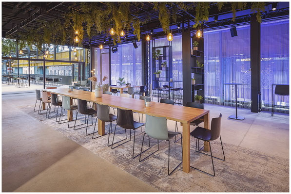Eventloction mit großem Tisch und stühlen