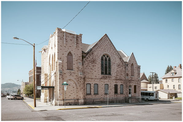 Kirche in schlechtem Zustand – Architektur erzählt vom langsamen Verfall.