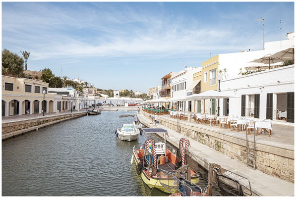Boote im kleinen Hafen – Verbindung von Meer und Kultur.