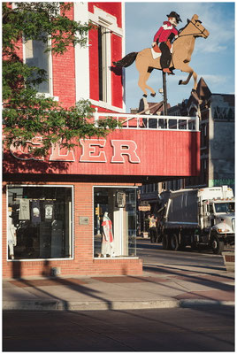 Kleinstadt-Fassade im Sonnenlicht – Amerika im Look eines Filmsets.