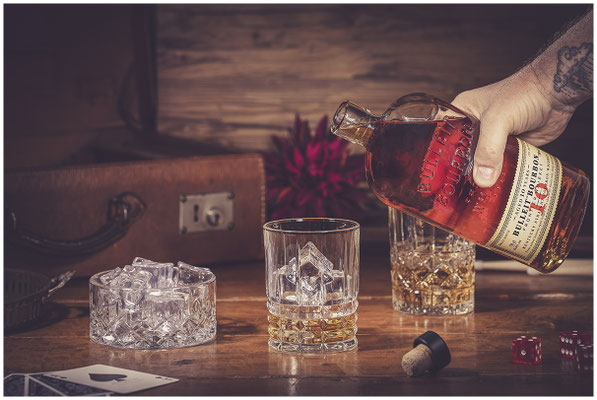 Whisky-Porträt mit edler Lichtstimmung – emotionale Markeninszenierung.