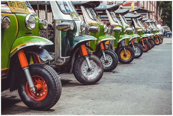 Straßenszene in Thailand – Alltag und Kultur im Fokus.