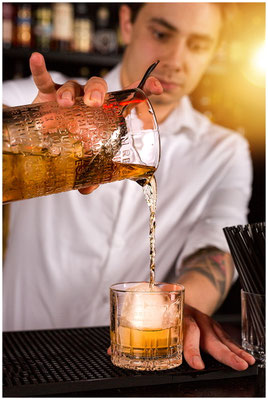 Mixology-Szene mit Shaker – Lifestyle-Fotografie für Bars und Marken.