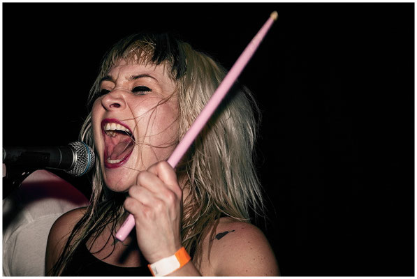 Porträtaufnahme einer Musikerin während des Auftritts – eindrucksvolle Konzertfotografie.