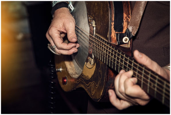 Gitarrist in Action – Musikerfotografie während einer Live-Performance.
