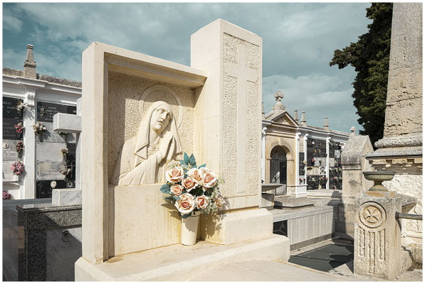 Spanischer Friedhof – Tradition trifft Vergänglichkeit.