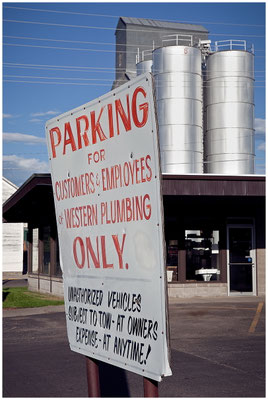 Verblasstes Schild – Americana-Detail mit filmischer Wirkung.