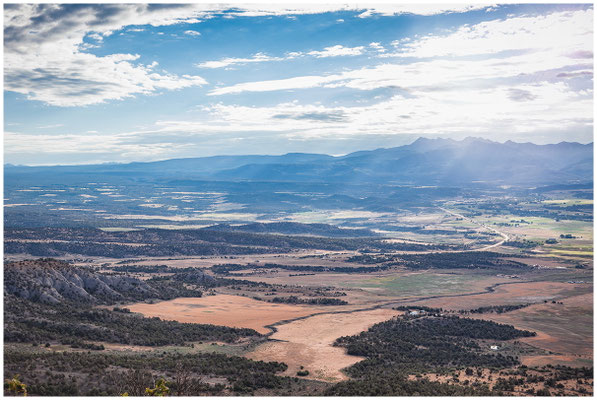 Weite Landschaft im Westen – endloser Horizont, filmisch und still.