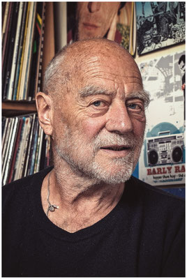 Künstlerisches Porträt mit Spannung im Blick – Portrait mit Aussagekraft.