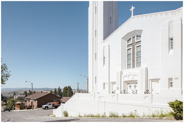 Weiße Kirche mit Turm – klassische Architektur des Mittleren Westens.
