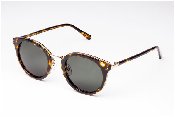 Sonnenbrille auf hellem Hintergrund