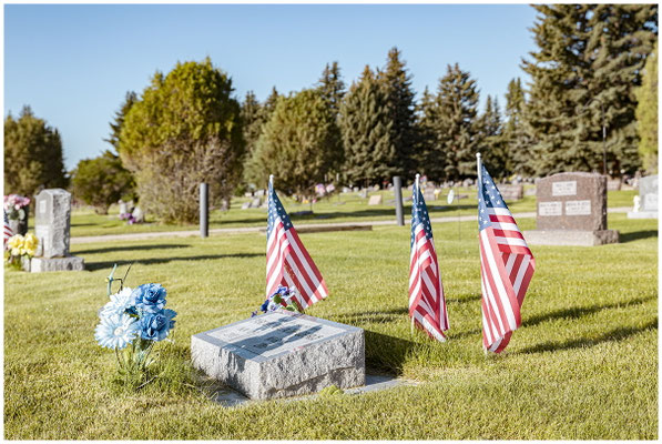 Stars & Stripes an Grabsteinen – stille Fotografie zwischen Patriotismus und Gedenken.