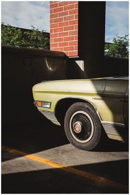 Felgendetail mit Spiegelung – farbige Fahrzeugfotografie mit Präzision.