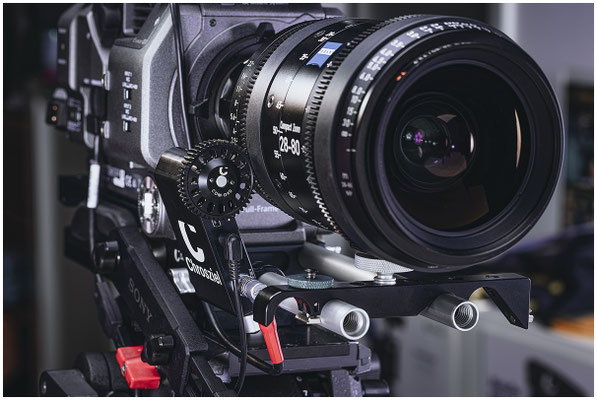 Detailaufnahme eines Cine-Objektivs – Technikfotografie für Hersteller und Shops.
