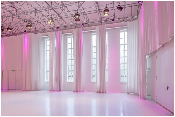 Panorama einer modernen Eventhalle – Interiorfotografie für Vermieter und Veranstalter.