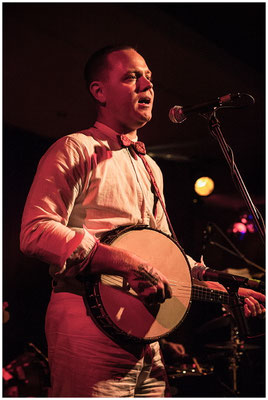 Live-Porträt eines Musikers auf der Bühne – authentische Konzertfotografie.