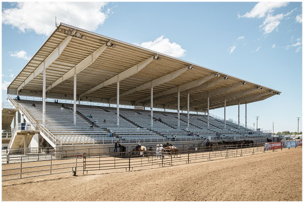 Leere Arena vor dem Wettkampf – gespannte Stille vor der Action.