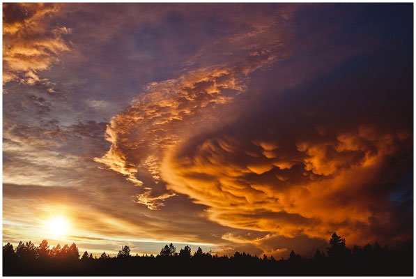 Abendhimmel in warmen Tönen – visuelle Poesie wie im Kino.