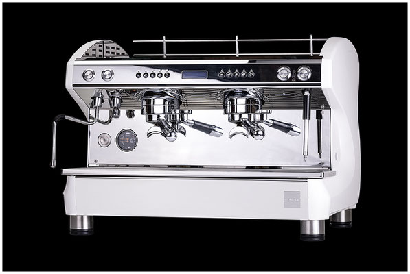 Freigestellte Aufnahme eines High-End-Kaffeemaschinen für die E-Commerce-Präsentation.