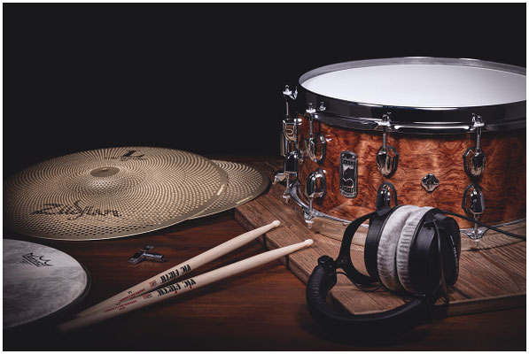 Marpex Snaredrum in Holzoptik mit Drumsticks und Headphones stilvoll fotografiert