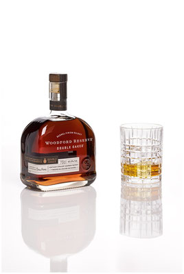 Woodford Reserve mit Glas auf Weissem Glas