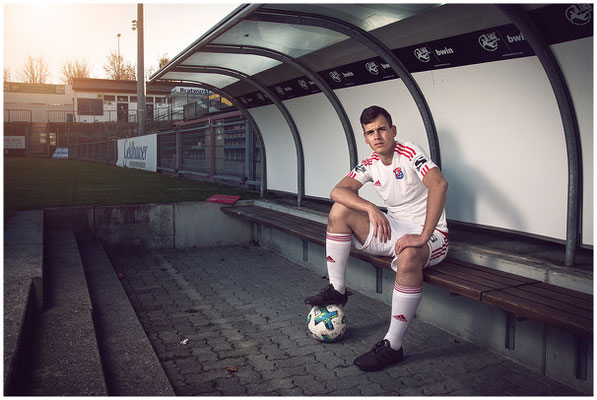 Sportlerporträt im Trikot – professionelle Fotografie für Vereinskommunikation.