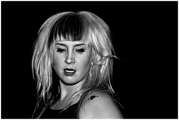Live-Musiker monochrom – Licht, Haltung, Stimmung in Reinform.