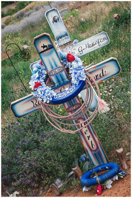 Traditioneller Grabstein im Native American Cemetery – gelebte Erinnerung sichtbar gemacht.