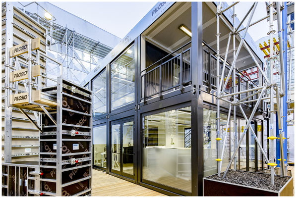 Architekturaufnahme eines zweigeschossigen Messestands – klare Linien und modernes Design.