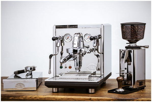 Chrom Kaffeemaschine auf Holztische mit Zubehör