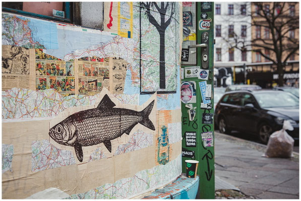 Straßenszene in Kreuzberg – Vielfalt trifft Momentaufnahme.