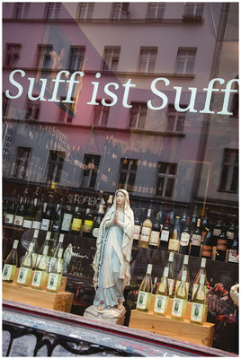 Straßenszene in Kreuzberg – Vielfalt trifft Momentaufnahme.