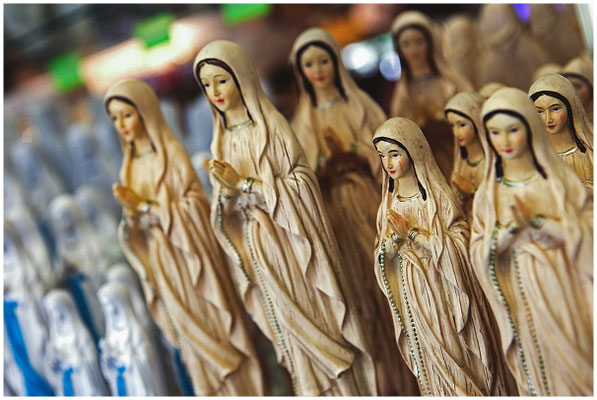 Straßenszene mit Souvenirläden – Lourdes als Pilgerzentrum im Alltag.