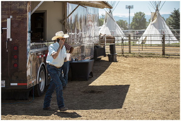 Cowboy-Style heute: Lasso in der einen, Handy in der anderen Hand.