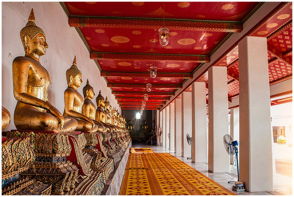 Detailaufnahme einer vergoldeten Buddha-Statue – Spiritualität im Bild.