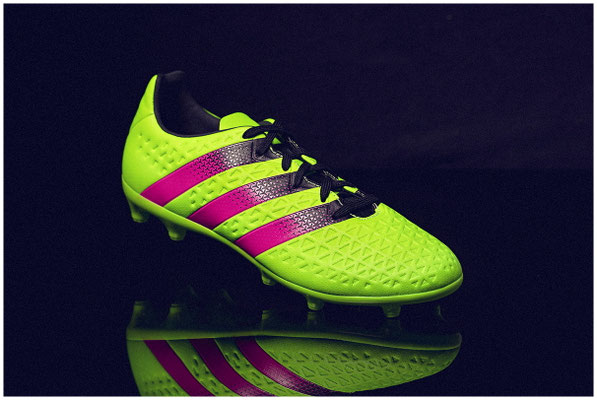adidas Fussball Schuhe in Grün mit Strigen in Pink