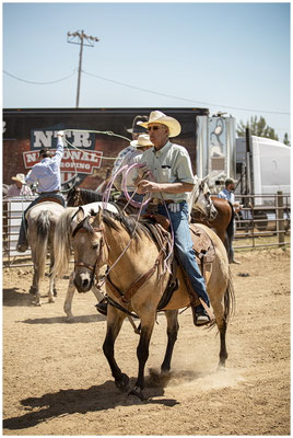 Portrait eines Cowboys nach dem Ritt – Erschöpfung und Stolz im Gesicht.