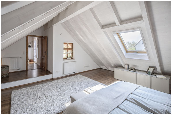 Schlafzimmer mit hoher Decke