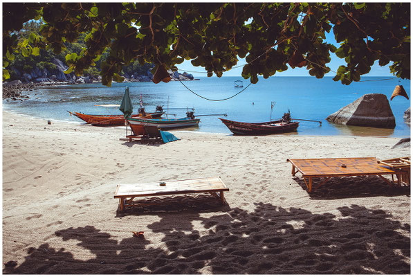 Strandszene mit Booten – Alltag und Schönheit im tropischen Paradies.