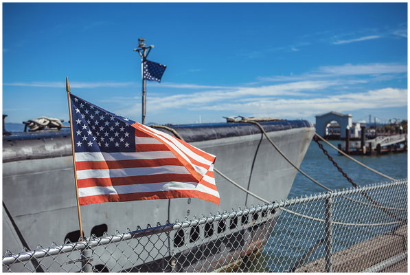 Amerikanische Flagge in Licht und Schatten – Portrait einer Nation in Farbe.