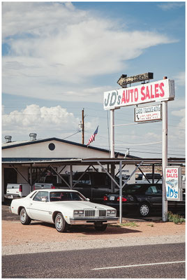 Tankstelle als Zeitkapsel – alte Autos und Architektur im amerikanischen Licht.