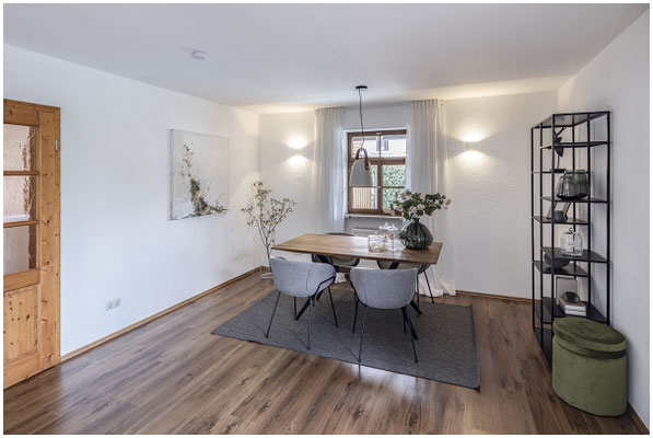 Essecke in Wohnhaus mit tisch und stühlen