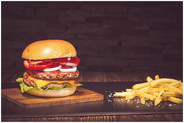 Hamburger mit Pommes sylisch fotografiert