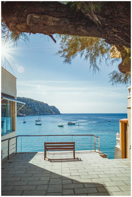 Steinige Küste mit Blick auf das offene Meer – wilde Seite der Insel.