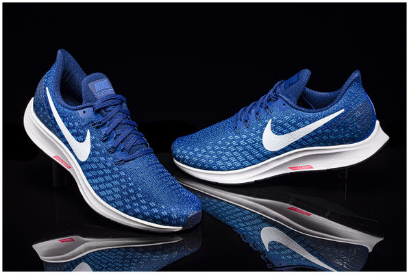 Nike Laufschuhe in blau auf schwarzem Glas mit Spiegelung