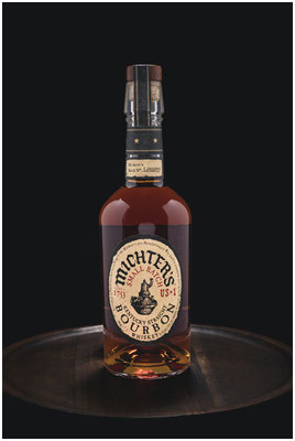 Mitchters Bourbon Flasche auf Holzplatte dunkler Hintergrund für Getränke Karte