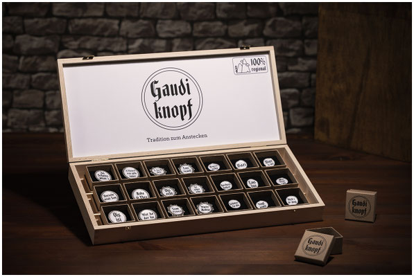Gaudiknopf Anstecker Verkaufsbox