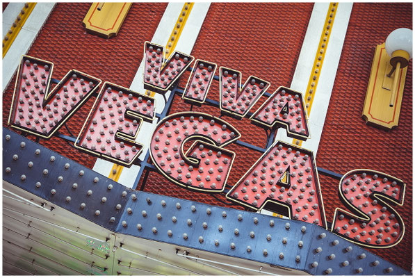 Verblasstes Neon-Schild in Las Vegas – Nostalgie zwischen Glanz und Verfall.