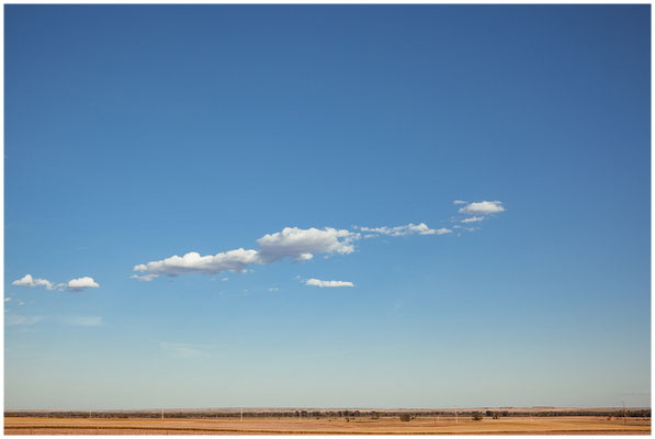 Weite Landschaft unter großem Himmel – epische Stimmung wie im Kino.