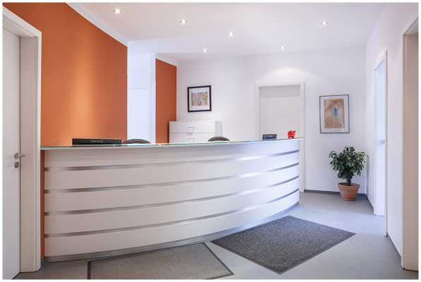 Innenaufnahme einer modernen Praxis – helle und freundliche Architekturaufnahme.